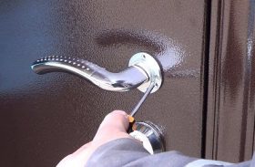 Замена дверной ручки металлической двери в Серпухове