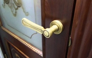 Установка дверной ручки в Серпухове