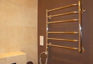 Установка электрического полотенцесушителя в ванной в Серпухове